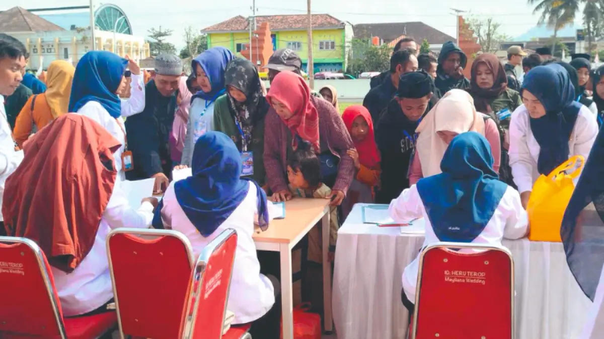 SEMANGAT BELAJAR: Siswa baru SR Terintegrasi 1 Trenggalek registrasi diantar keluarga untuk tempati gedung baru, Jumat (31/7).(ZAKI JAZAI/ RADAR TRENGGALEK)