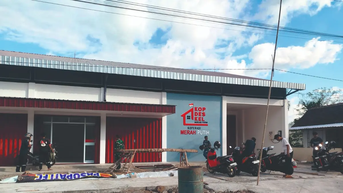 SUDAH JADI: Para pekerja telah menyelesaikan bangunan KDMP yang saat ini operasionalnya masih menunggu juktis dari pusat.(ZAKI JAZAI/ RADAR TRENGGALEK)
