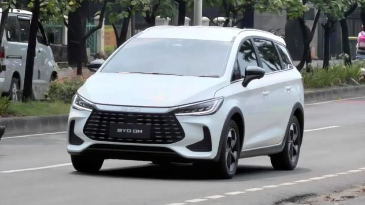 BYD M6 DM vs Chery Tiggo 8 CSH, simak perbandingan mobil hybrid PHEV 2026 dari sisi efisiensi, performa, fitur, hingga jarak tempuh sebelum membeli (Pinterest).