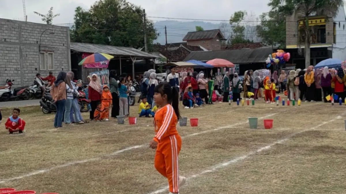 CERIA:Aanak-anak TK, RA, dan PAUD ketika mengikuti PHBN di Lapangan Gandusari.(M. BIMA FAISAL/RADAR TRENGGALEK)