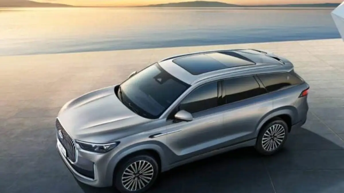 Chery Tiggo 9 CSH menunjukkan akselerasi luar biasa berkat tiga motor listrik, handling stabil, kabin senyap, dan suspensi nyaman dengan harga sekitar Rp700 jutaan (Pinterest).