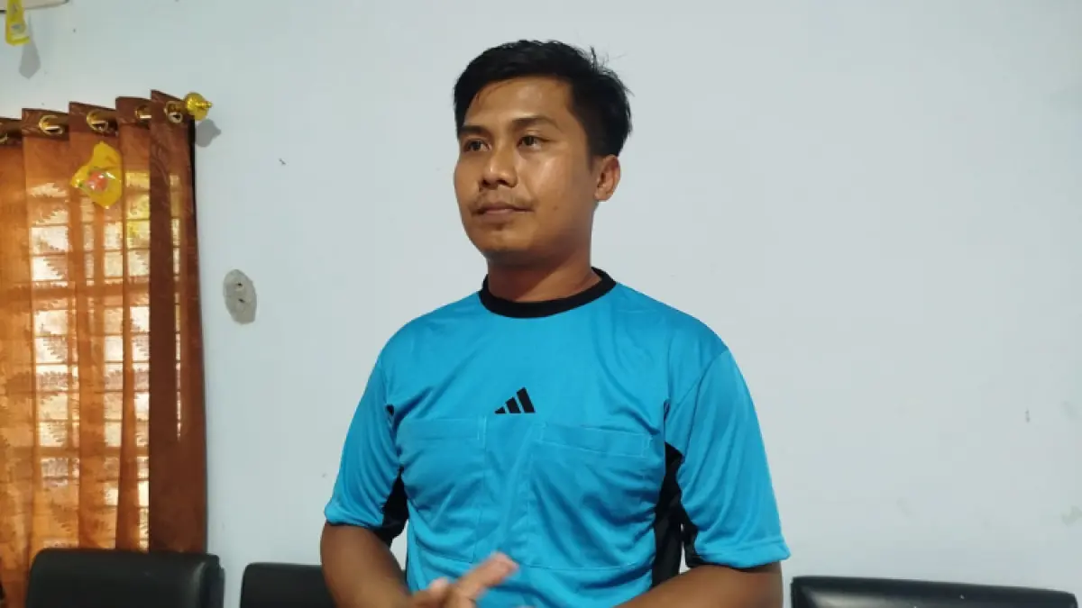 Sejumlah wasit merasa dirugikan usai disanksi Askab PSSI Trenggalek meski kantongi legalitas Asprov Jatim.(ZAKI JAZAI/RADAR TRENGGALEK)