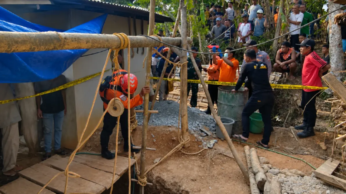 CEPAT TANGGAP: Tim gabungan saat melakukan evakuasi dua korban yang meninggal saat gali sumur sedalam 20 meter.(BPBD UNTUK RADAR TRENGGALEK)