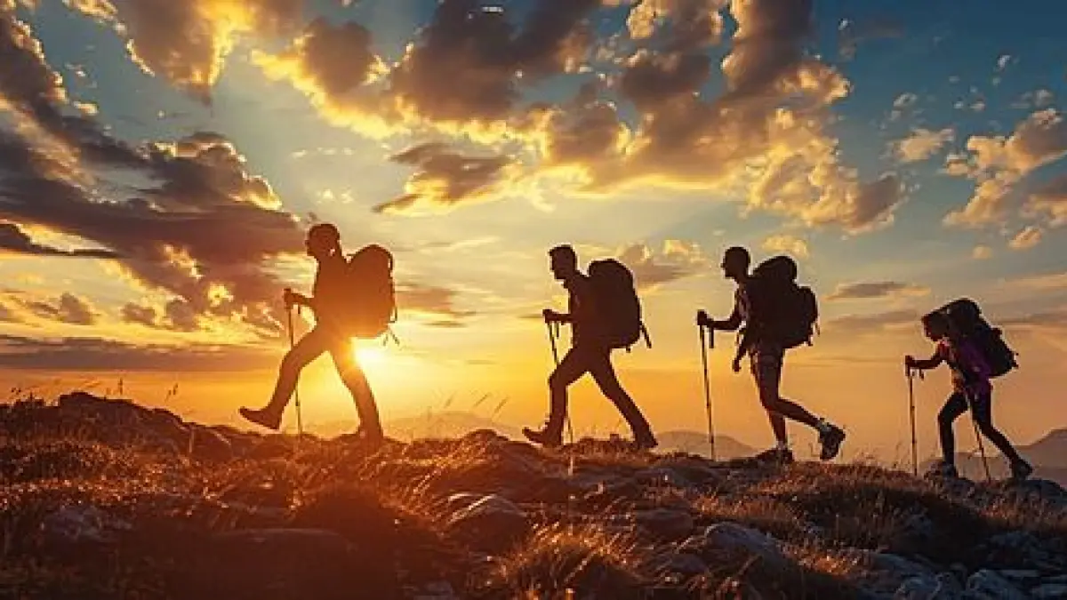 Gunung Argopuro 2026 menawarkan jalur lintas Baderan-Bremi, trek terpanjang di Pulau Jawa, sabana eksotis, serta aturan konservasi yang wajib dipatuhi pendaki (Pinterest).