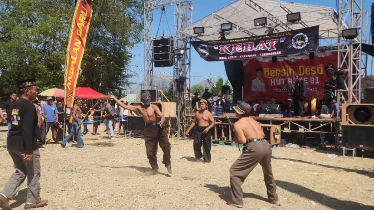LESTARIKAN BUDAYA: Kesenian tiban ‘Kebat Tiban Gajah Putih’ dalam rangkaian kegiatan Bersih Desa Kerjo, Kecamatan Karangan, Selasa (4/8).(GUNAWAN/RADAR TRENGGALEK)