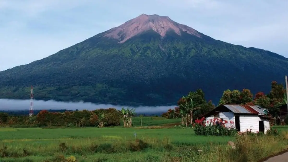 Pendakian Gunung Kerinci dimulai dari Kayu Aro dengan target menaklukkan puncak tertinggi Sumatera. Pendaki membawa pulang seluruh sampah plastik sesuai aturan TNKS (Pinterest).