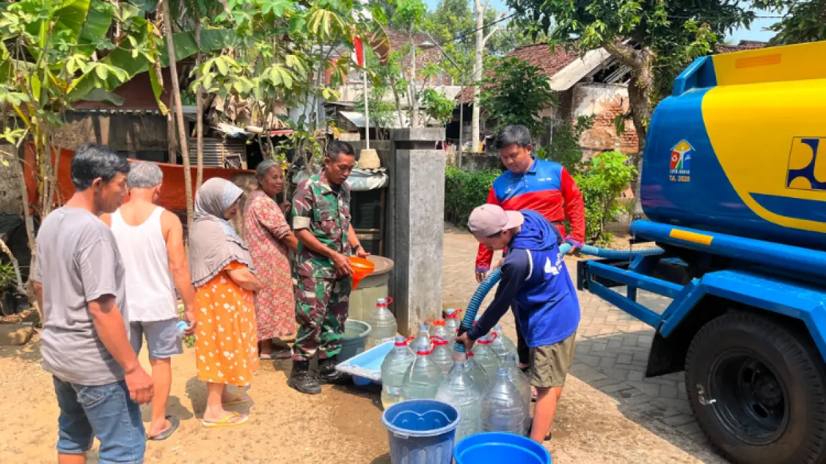 Kekeringan di Panggul meluas ke enam desa, bantuan air bersih kini rutin disalurkan.(ZAKI JAZAI/RADAR TRENGGALEK)