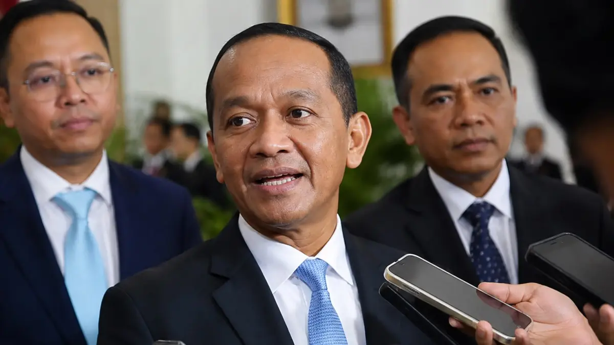“Menteri ESDM Arifin Tasrif melantik pejabat baru dan menegaskan komitmen memperkuat ketahanan energi nasional melalui peningkatan produksi migas, pengembangan energi terbarukan, dan reformasi birokrasi.”