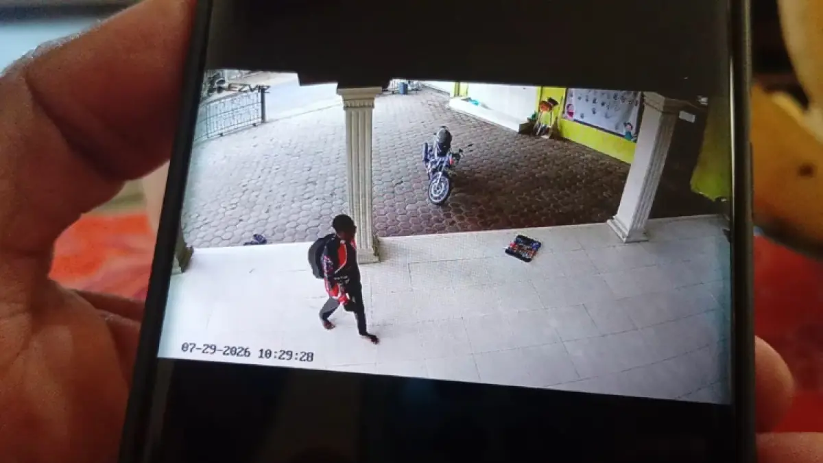 TEGA: Pengurus Masjid Al Huda, Dusun Kacangan, Desa Sumurup, Kecamatan Bendungan, menujukkan lokasi kotak amal yang jadi sasaran pencuri hingga empat kali.(ZAKI JAZAI/RADAR TRENGGALEK)