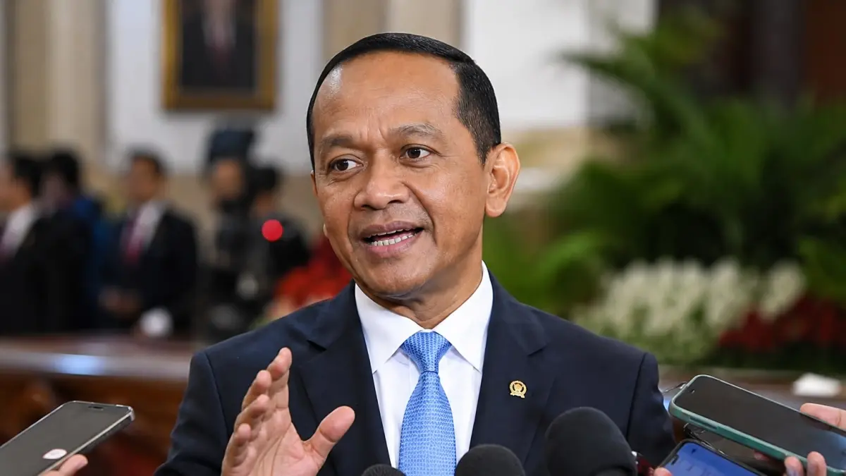 “Usai dilantik sebagai Menteri ESDM, Bahlil Lahadalia menegaskan komitmennya melanjutkan program yang baik, mereformasi regulasi, dan mengoptimalkan sumber daya alam demi meningkatkan kesejahteraan masyarakat.”