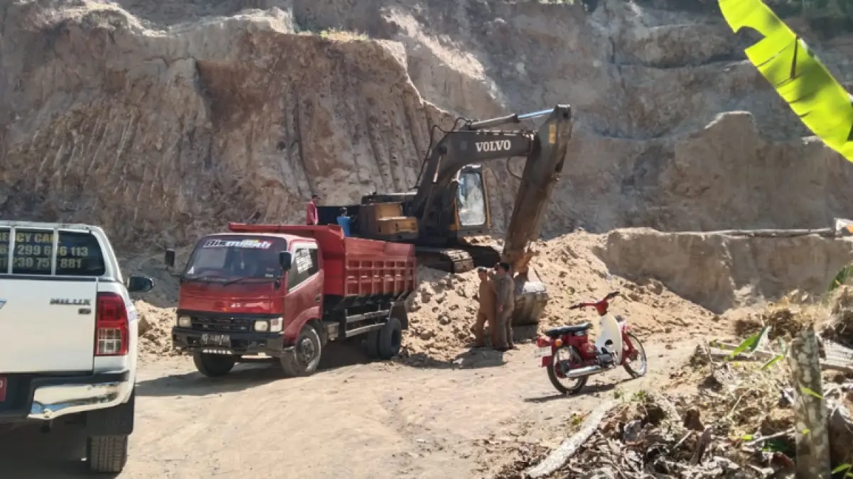 DITINDAKLANJUTI: Petugas Satpol PPK bersama sejumlah OPD meninjau tambang galian C di Desa Wonorejo, Kecamatan Gandusari, yang belum memiliki izin.(Satpol PPK untuk Radar Trenggalek)