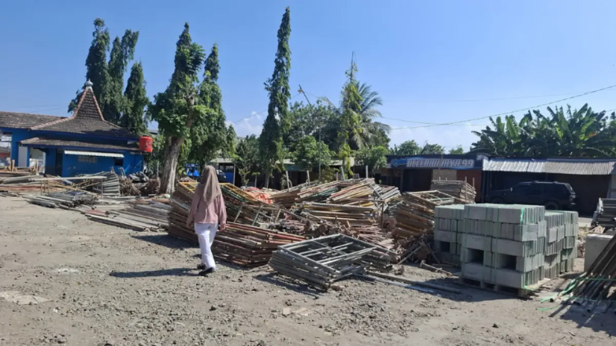 MENUMPUK: Material proyek untuk SR Terintegrasi 1 Trenggalek berada di terminal MPU.(GUNAWAN/RADAR TRENGGALEK)
