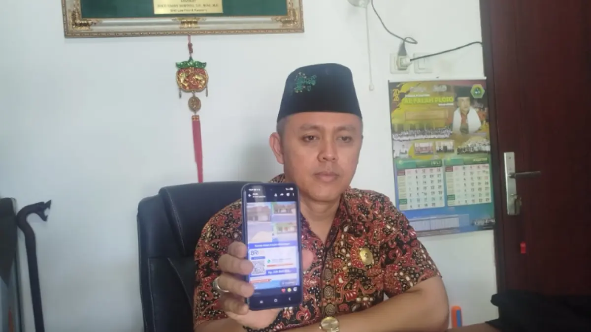 TERTIPU : Kuasa hukum korban, Bekti Harry Suwinto, menunjukkan bukti bahwa tanah yang dibeli takmir masjid telah dilelang bank.(ZAKI JAZAI/ RADAR TRENGGALEK)
