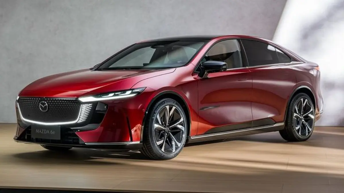 Mazda 6e hadir sebagai fastback listrik dengan tenaga 258 PS, baterai 77,94 kWh dan jarak tempuh 560 km. Simak spesifikasi dan peluang harganya di GIIAS 2026 (Pinterest).