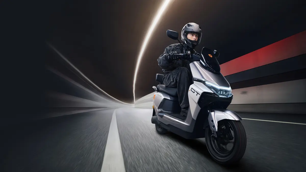 adea GT80 dibanderol Rp29,8 juta dengan baterai 50 Ah, jarak tempuh 120 km, fitur HDC dan TCS, serta slot baterai tambahan untuk kebutuhan touring (Pinterest).