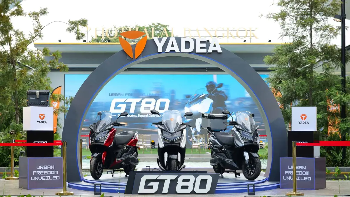 Yadea GT80 menawarkan motor listrik bergaya maxi scooter dengan baterai 50 Ah, jarak tempuh hingga 120 km, fitur IoT, dan harga di bawah Rp30 juta (Pinterest).