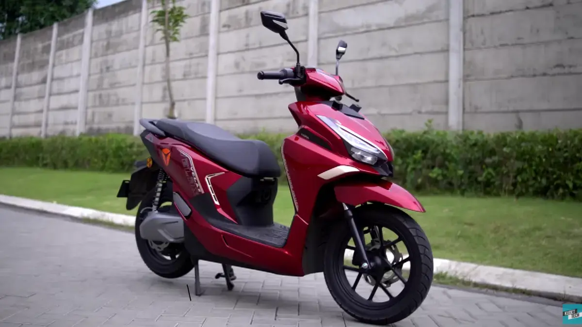 Yadea Velux hadir mulai Rp19 jutaan dengan pilihan baterai graphene dan lithium. Varian Ultra menawarkan range hingga 200 km serta fitur GPS dan IoT (Pinterest).