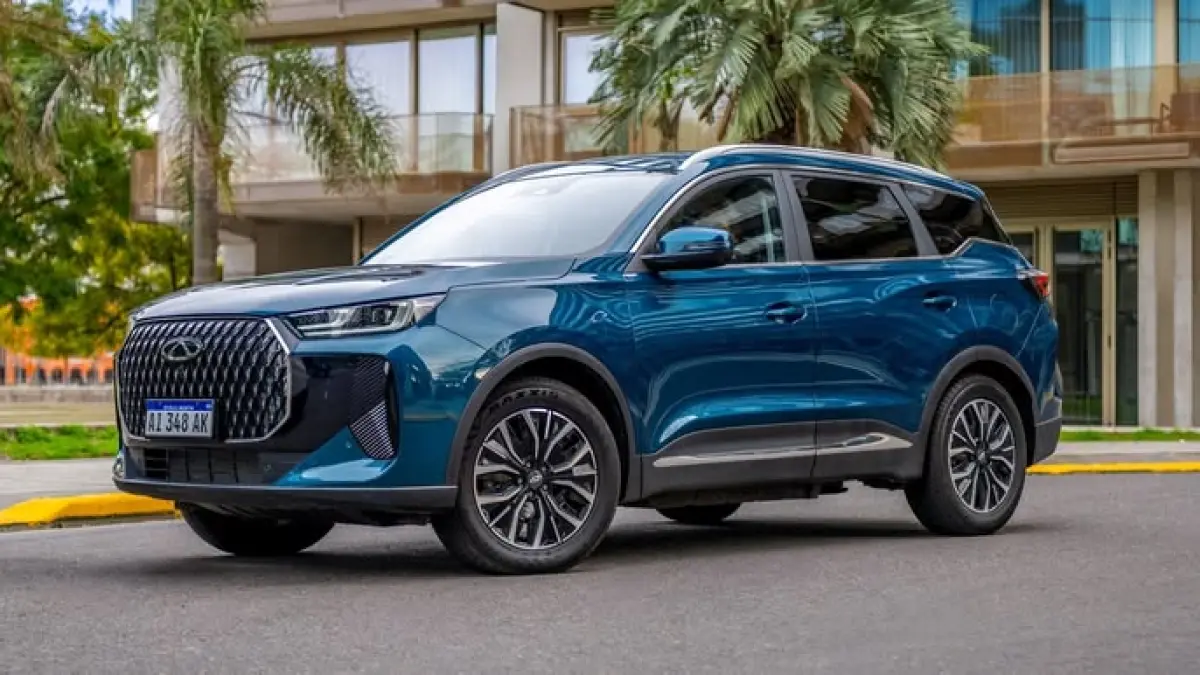 BYD Sealion 6 DMI PHEV dibandingkan Chery Tiggo 7 PHEV. Simak perbedaan jarak tempuh listrik, performa, teknologi, fast charging, dan fitur keduanya (Pinterest).