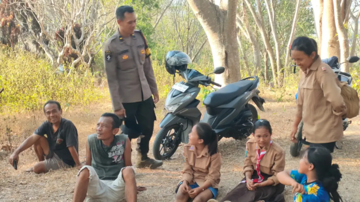 Petugas Polres Trenggalek berhasil menyelamatkan empat siswa yang terjebak di Gunung Orak-arik.