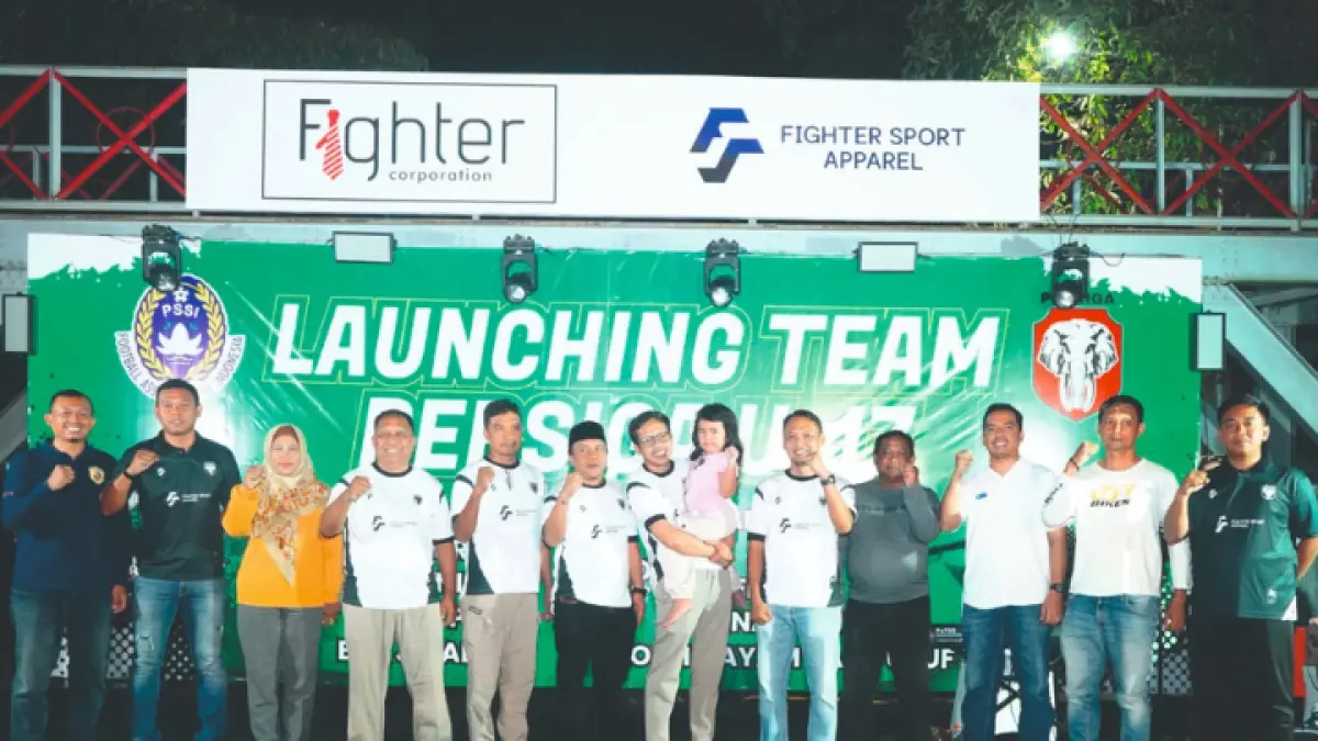 TERUS KOLABORASI: Ketua KONI Trenggalek Doding Rahmadi (enam dari kiri), Wabup Trenggalek Syah M. Natanegara, Ketua Umum Persiga Ayub Nualak bersama pengurus Askab PSSI , Dispora, saat launching tim Persiga Trenggalek U-17 di Stadion Menak Sopal.