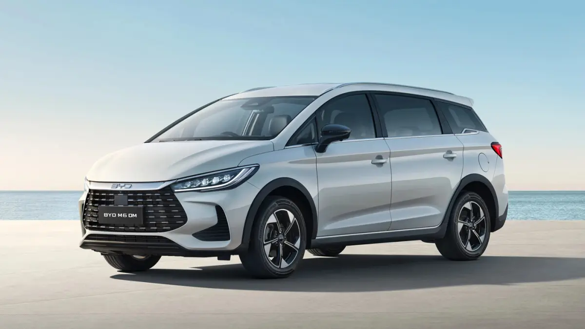 BYD M6 mulai Rp380 jutaan dengan range 530 km. Ada promo DP 20 persen, bunga 0 persen hingga 2 tahun, cicilan Rp3 jutaan, dan gratis charging 24 jam (Pinterest).