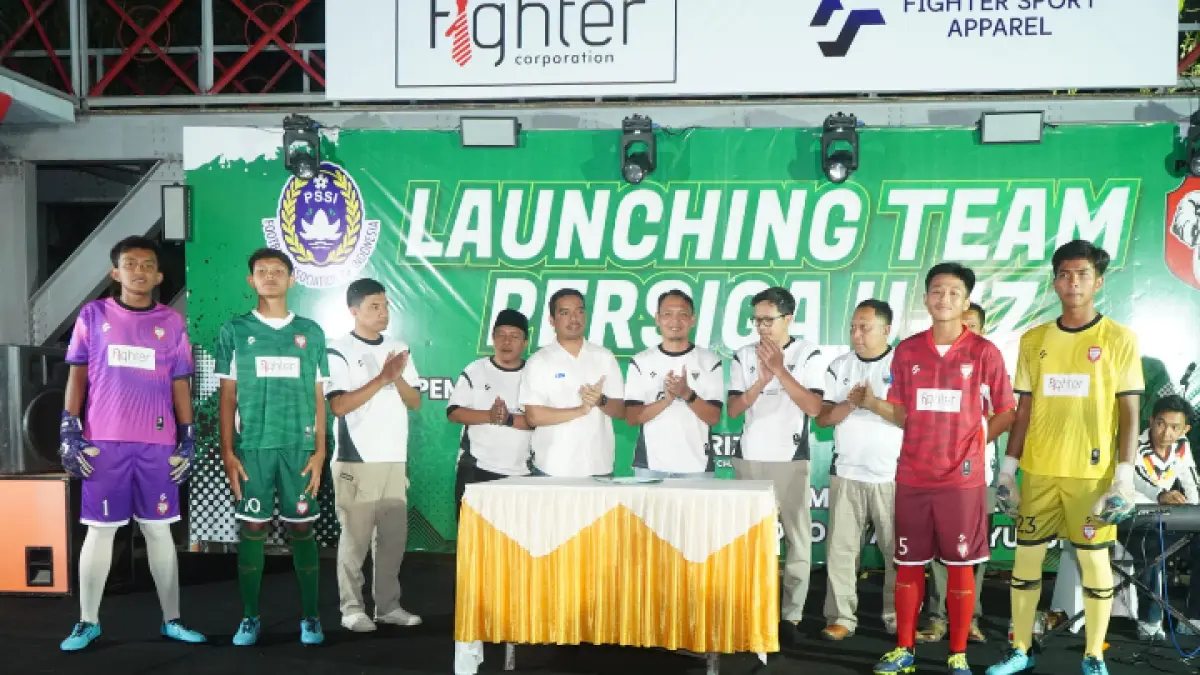 NAIK KELAS: Wabup Trenggalek Syah M. Natanegara (berkacamata) saat me-lauching Persiga yang komposisinya dihuni seluruh pemain Trenggalek, Jumat (7/8) malam.(ZAKI JAZAI/ RADAR TRENGGALEK)