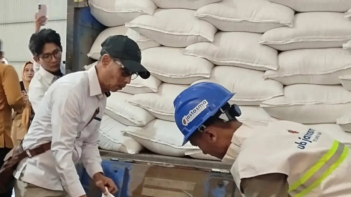 Petugas Bulog saat mengecek beras yang akan disimpan di gudang baru Desa Wonoanti, Kecamatan Gandusari