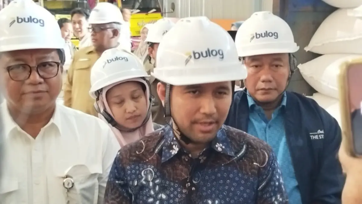 AMAN: Wakil Gubernur Jatim Emil Elestianto Dardak saat berkunjung ke gudang baru Bulog di Desa Wonoanti, Kecamatan Gandusari, Senin (10/8).(ZAKI JAZAI/RADAR TRENGGALEK)