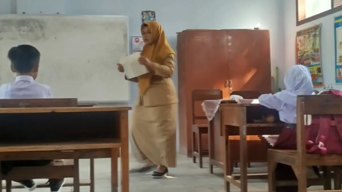 CARI SOLUSI: Seorang guru saat mengajar di sekolah, yang kini harus dicarikan solusi lantaran masih ada kekurangan.(ZAKI JAZAI/ RADAR TRENGGALEK)
