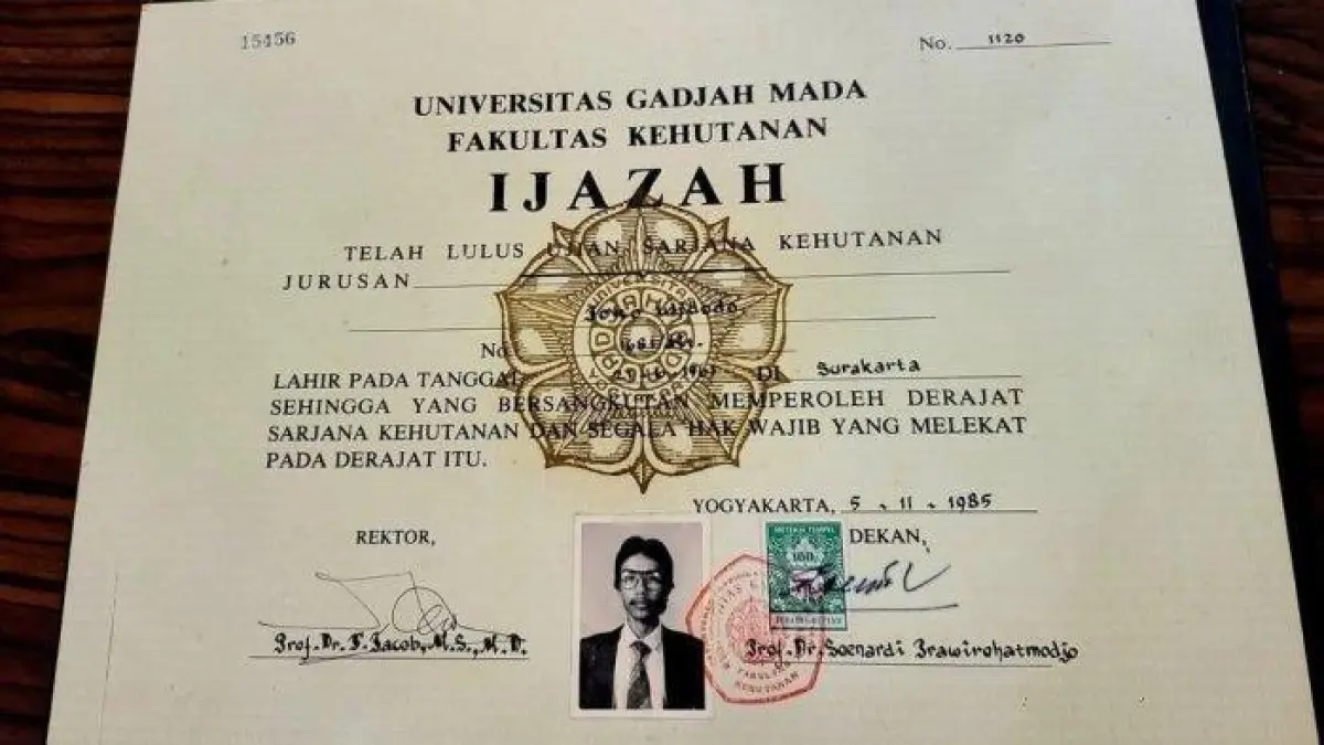 Ijazah Jokowi kembali disorot setelah cap legalisasi UGM disebut berbeda warna dan tanpa tanggal. Simak fakta sengketa dokumen di PTUN (Pinterest).