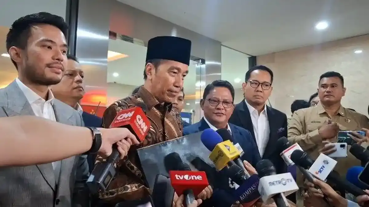Jokowi bawa ijazah ke persidangan jika dipanggil majelis hakim. Dari SD hingga S1, dokumen pendidikan disebut siap ditunjukkan dalam proses hukum (Pinterest).