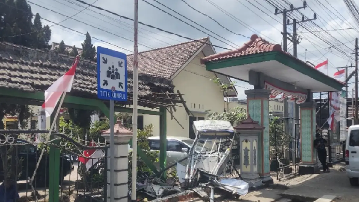 NAHAS: Neon boks dan pagar Balai Desa Kendalrejo, Kecamatan Durenan, yang rusak akibat hantaman bus, Jumat (7/8).(GUNAWAN/ RADAR TENGGALEK)