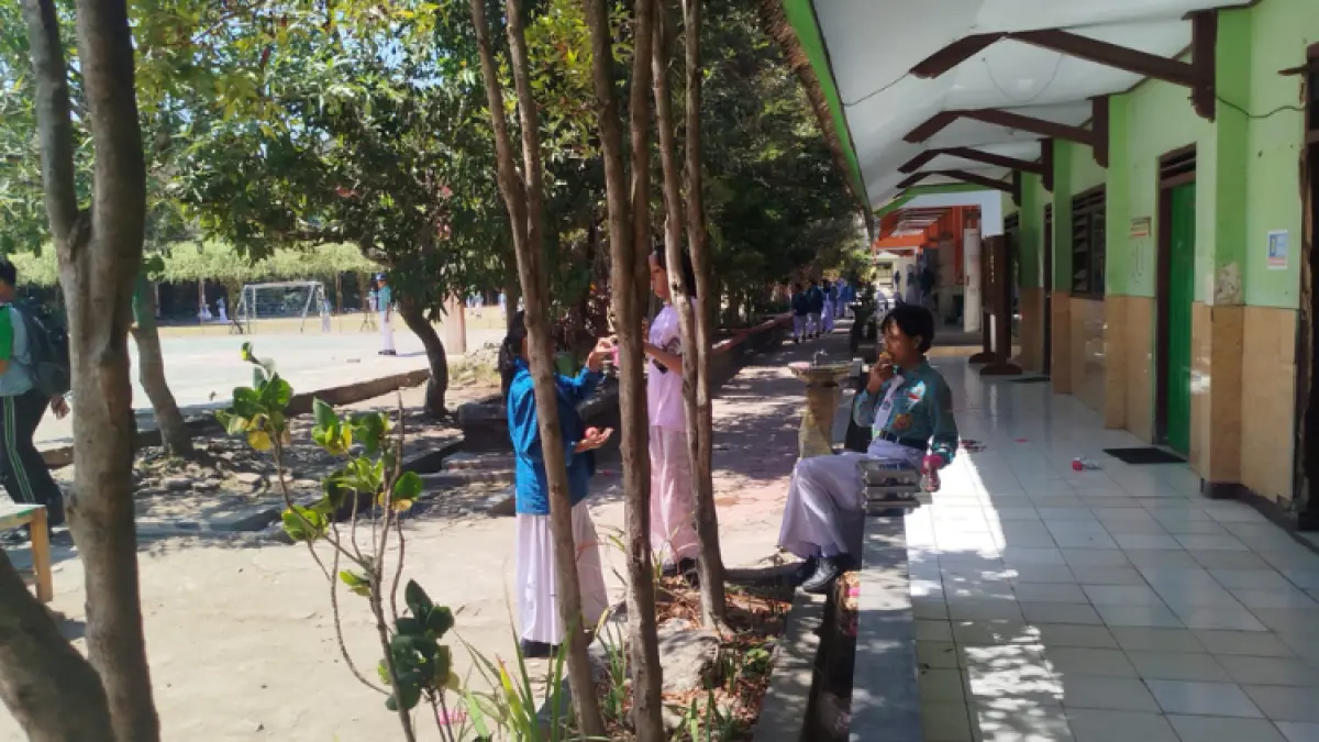 Dugaan keracunan menu MBG di SMPN 1 Trenggalek sebabkan sejumlah siswa mulas dan diare.(ZAKI JAZAI/RADAR TRENGGALEK)