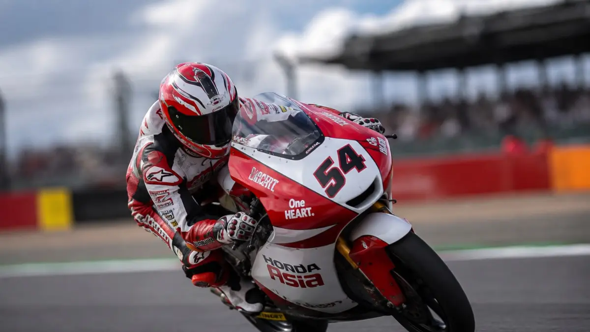 Feda Ega Pratama tampil impresif di Silverstone, finis P9 dan kini hanya butuh tiga poin untuk menembus 100 poin di Moto3 2026.