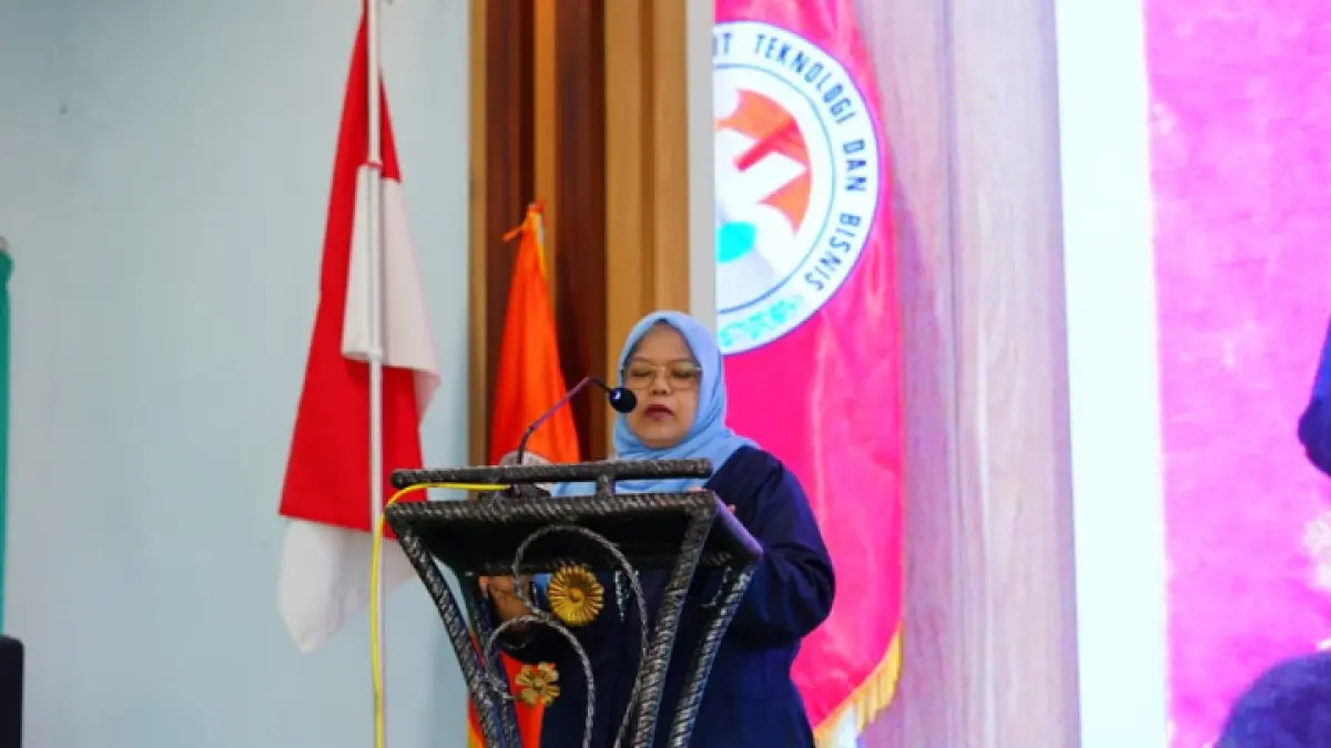 Hj FARIQOTUL CHASANAH SAg MM Rektor ITB Trenggalek.