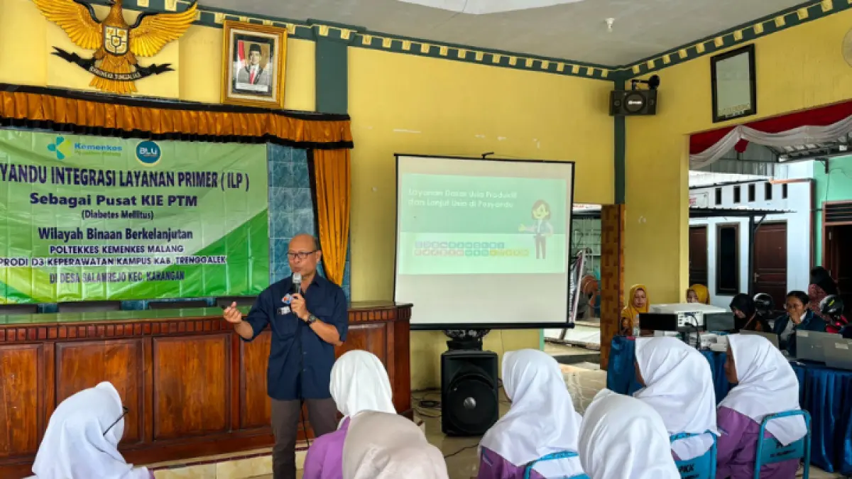 PENTING DIPERHATIKAN:  Pemateri, Juin Hadisuyitno SST Mkes, memberikan materi terkait diet diabetes melitus.