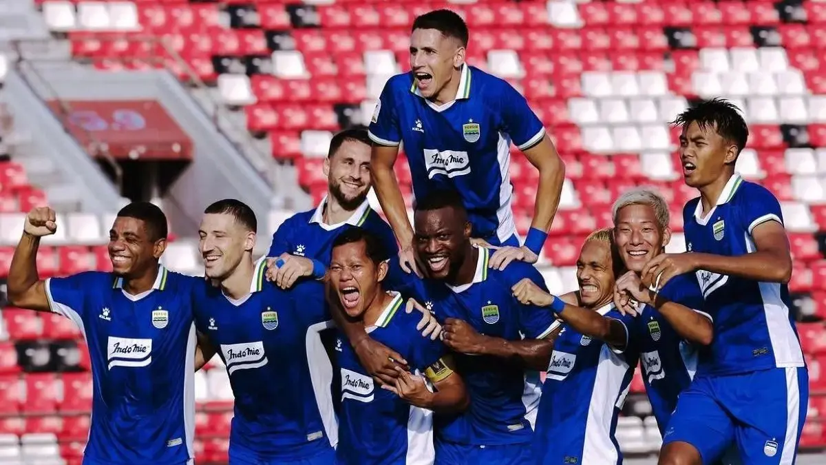 Persib Bandung masih siapkan pemain baru jelang Super League 2026/2027. Nama Nathan Tjoe-A-On kembali dirumorkan, sementara masa depan Ramon disorot (Pinterest).