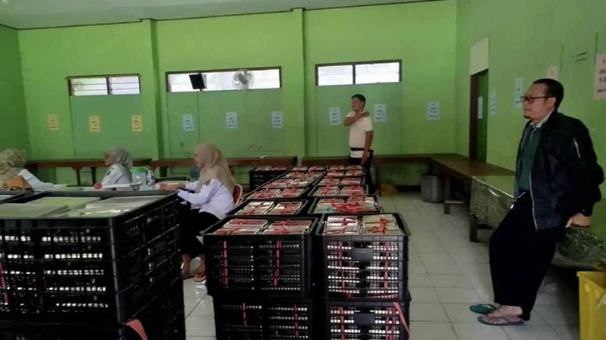 SEMOGA AMAN: Tumpukan menu MBG yang hendak dibagikan untuk siswa dan guru di SMPN 1 Trenggalek, Rabu (12/8).(ZAKI JAZAI/RADAR TRENGGALEK)