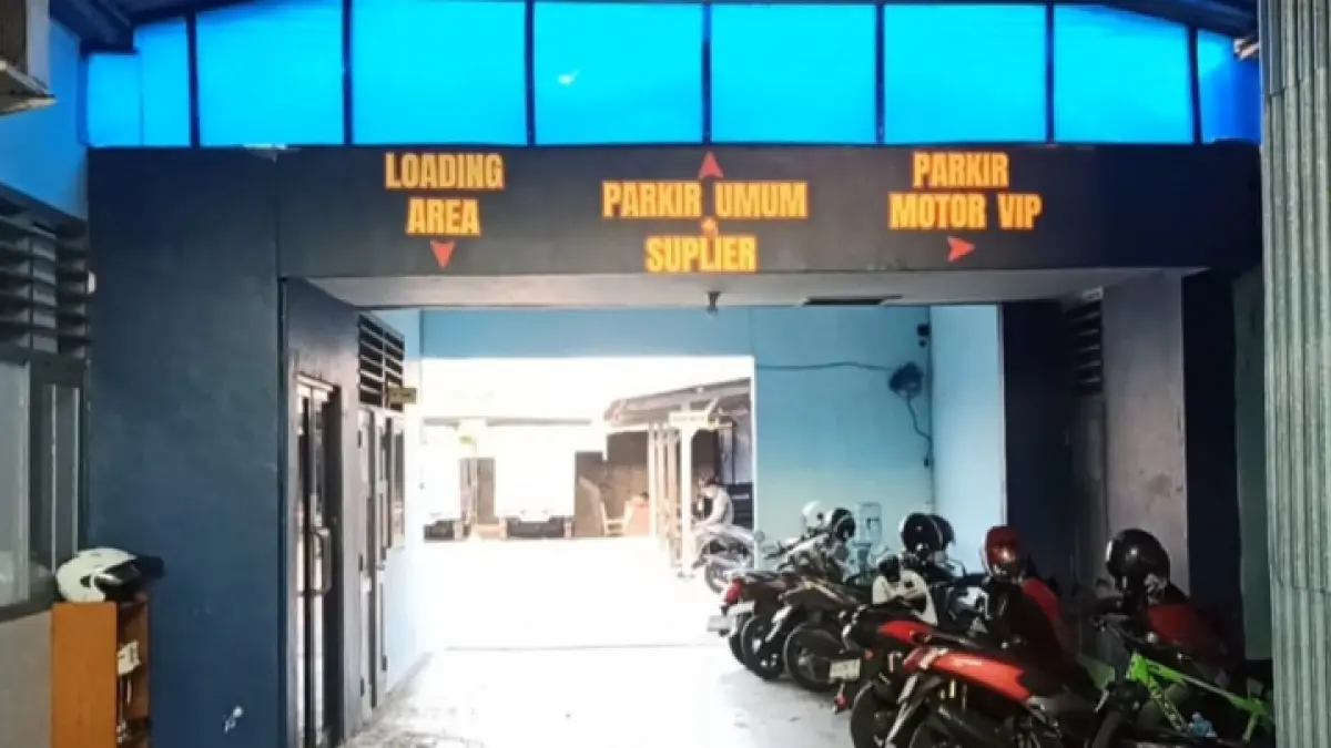 TUTUP: Kondisi SPPG Tamanan yang pengoperasiannya dihentikan sementara waktu sambil menunggu hasil uji laboratorium pasca kasus keracunan.
(ZAKI JAZAI/ RADAR TRENGGALEK)