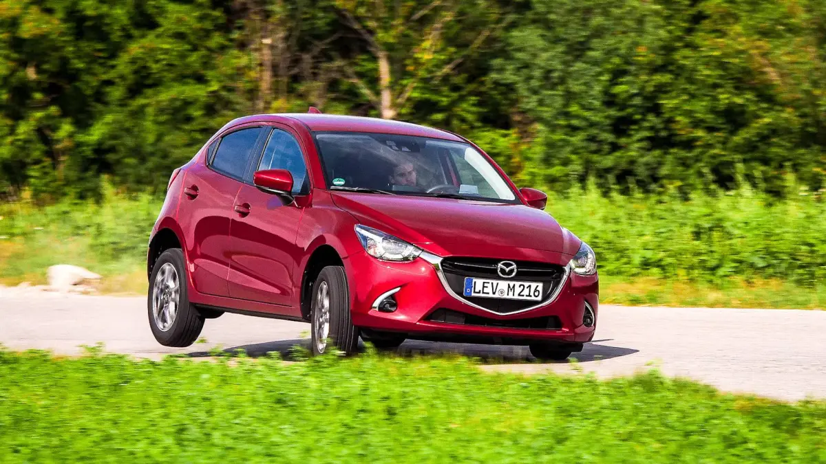 Mazda 2 Skyactiv 2015 bekas kini Rp150 jutaan. Simak fitur, konsumsi BBM, performa, kelebihan, dan kekurangan sebelum membeli (Pinterest).