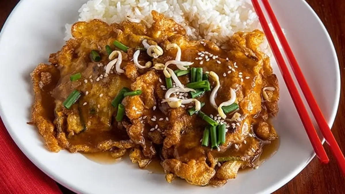 Resep Egg Foo Young ala Devina Hermawan mudah dibuat di rumah. Simak trik membuatnya renyah di luar, lembut di dalam, lengkap dengan saus asam manis (Pinterest).