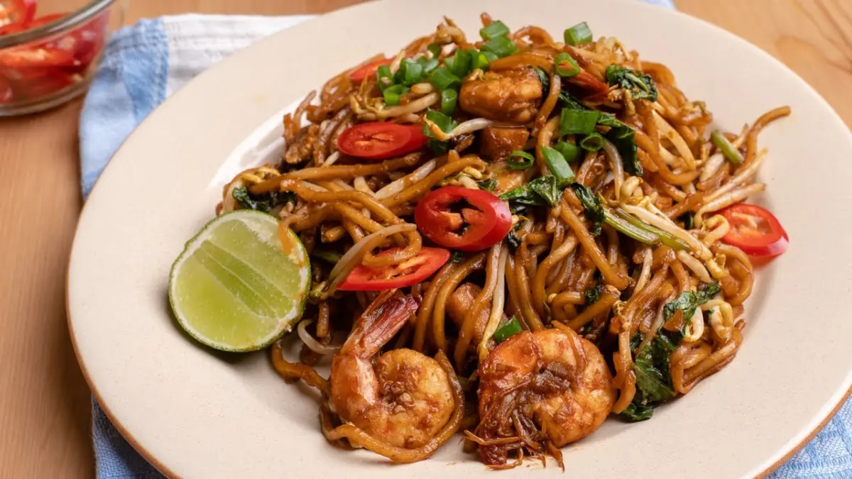 Resep mi goreng Chinese resto ala Devina Hermawan dengan aroma khas, mi kenyal, topping lengkap, dan rahasia teknik memasak agar rasanya autentik (Pinterest).