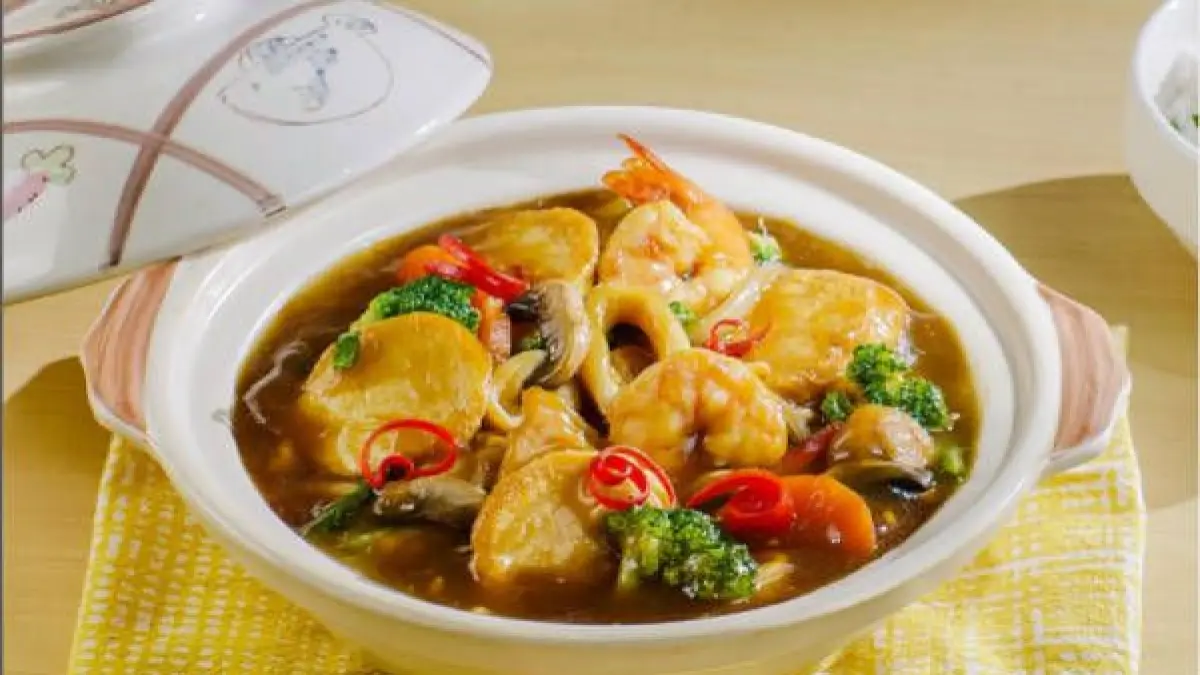 Resep sapo tahu seafood ala Chinese resto dengan tahu renyah, seafood juicy, sayuran lengkap, dan saus gurih kental. Simak teknik rahasianya (Pinterest).