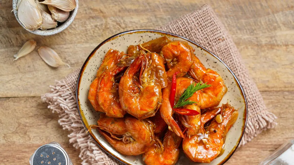 Resep udang asam manis ala restoran ternyata mudah dibuat. Simak racikan saus dan trik memasak udang agar tetap empuk, juicy, dan tidak alot (Pinterest).