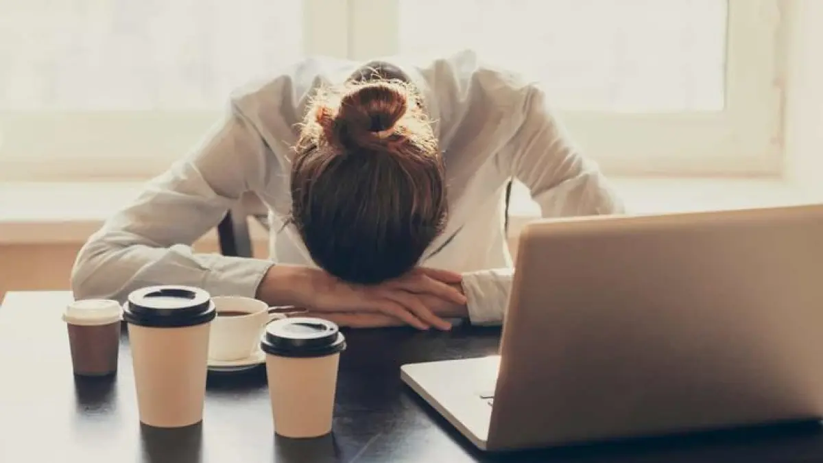 Burnout di tempat kerja bisa ditandai lelah terus-menerus, sulit fokus, dan menarik diri. Kenali gejala serta cara mengatasinya (Pinterest).