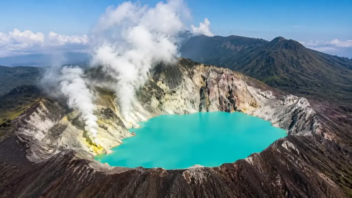 10 tempat terindah di dunia yang terasa tak nyata, dari Zhangjiajie dan Meteora hingga Kawah Ijen dan fenomena es Abraham Lake (Pinterest).