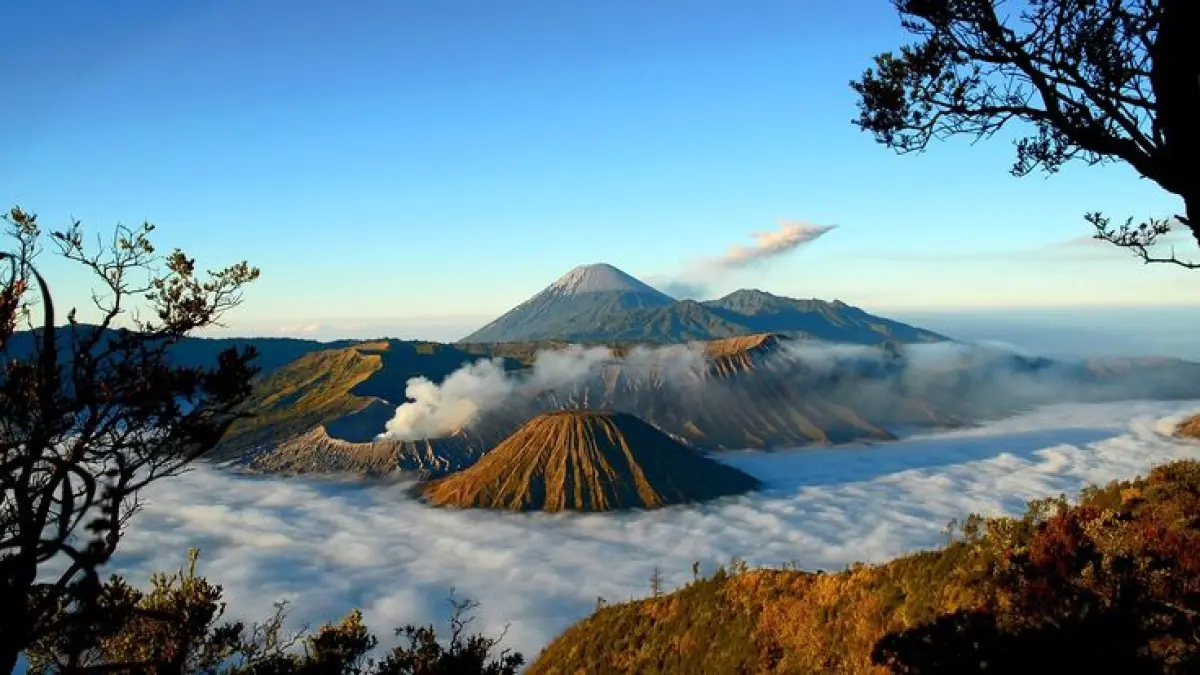 10 tempat wisata terindah di Indonesia dari Raja Ampat, Bromo, Danau Toba hingga Kawah Ijen, cocok untuk pencinta alam dan petualangan (Pinterest).