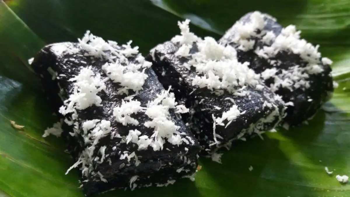 Kue ireng-ireng punya warna hitam pekat dari abu daun pisang. Simak bahan dan cara membuat adonan jajanan pasar unik ini (Pinterest).