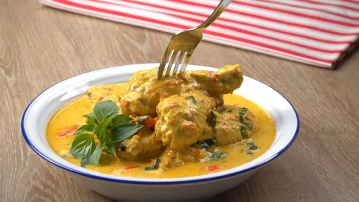 Resep ayam tuturuga khas Manado dengan kuah santan gurih, pedas, segar dan harum kemangi. Cocok jadi menu keluarga hingga ide jualan (Pinterest).