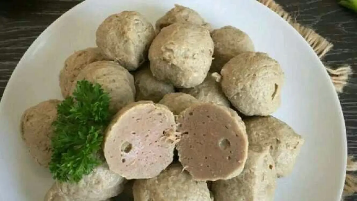 Resep bakso sapi kenyal ala Devina Hermawan dengan trik sederhana. Simak rahasia adonan bouncy, gurih, dan mudah dibuat di rumah (Pinterest).